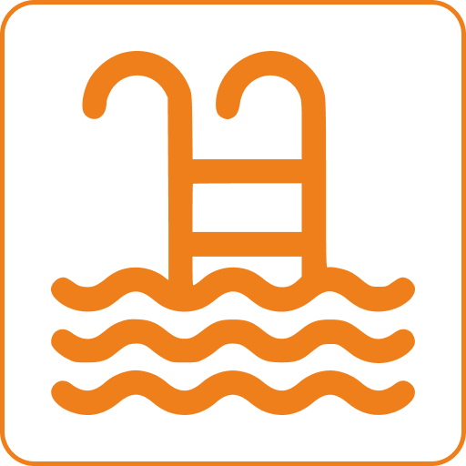 Рядом бассейн